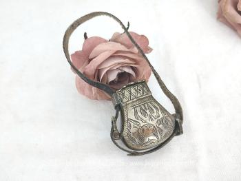 Datant du XIX° et d'origine des Balkans, voici  un médullaire ou un pendentif en bronze ouvragé avec couvercle prévu pour la graisse à fusils ou autres armes, avec sa lanière en cuir pour être attaché à la ceinture. Petit trésor du siècle dernier !
