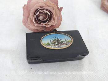 Plus que centenaire, voici une ancienne petite tabatière ou boite à priser de 8 x5 x 2 cm, datant du XIX°, beau "Souvenir de l' Exposition 1900" réalisée en corne bovine avec un fixé sous verre d'une vue de l'Exposition