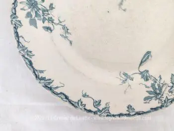 Voici un lot de 3 assiettes plates centenaires des faïenceries K.G. Luneville avec le modèle "Passiflore" de 24 cm aux décors bleus  représentant des fleurs et des branches de passiflore.