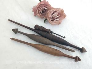 Trois grands et anciens fuseaux et un tire-lacet