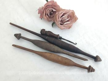 Voici trois grands et anciens fuseaux  bien originaux de différentes forme et un tire-lacet en bois bien ouvragé. Idéal pour la création d'une décoration vraiment shabby.