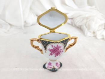 Voici une belle boite miniature en forme de trophée en céramique,  bel objet de  décoration de 11 x 9 x 5 cm datant des années 60/70. Original, vintage et shabby à la fois.