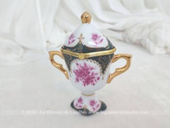 Voici une belle boite miniature en forme de trophée en céramique,  bel objet de  décoration de 11 x 9 x 5 cm datant des années 60/70. Original, vintage et shabby à la fois.