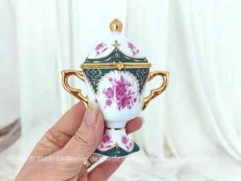 Voici une belle boite miniature en forme de trophée en céramique,  bel objet de  décoration de 11 x 9 x 5 cm datant des années 60/70. Original, vintage et shabby à la fois.