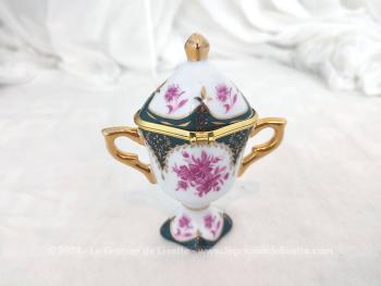 Voici une belle boite miniature en forme de trophée en céramique,  bel objet de  décoration de 11 x 9 x 5 cm datant des années 60/70. Original, vintage et shabby à la fois.