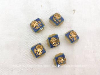 Voici un lot de 6 boutons en bakélite carrés à pans coupés recouvert d'un autre carré bleu plus petit et supportant une rose en métal doré à coudre par une petit anneau au dessous. Vintages et original !