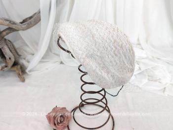 Fait main, voici un ancien chapeau bandeau de mariée en tissus blanc avec petits chevrons brillants et sa petite voilette blanche .