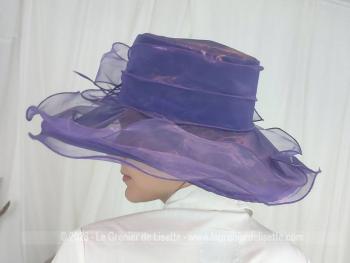 Voici un adorable chapeau en sisal et voile synthétique couleur parme et son noeud et fleurs assortis dans un style très 