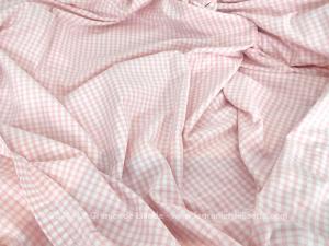 Sur 290 x 225 cm, voici un coupon de tissus, un drap, au motif de vichy rose en coton mélangé. Comme les tabliers d'écoliers d'autrefois !Très tendance shabby.
