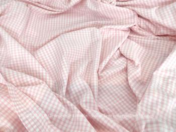 Sur 290 x 225 cm, voici un coupon de tissus, un drap, au motif de vichy rose en coton mélangé. Comme les tabliers d'écoliers d'autrefois !Très tendance shabby.