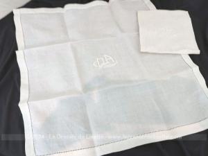 Duo d’anciennes serviettes lin ivoire jours et monogrammes DA