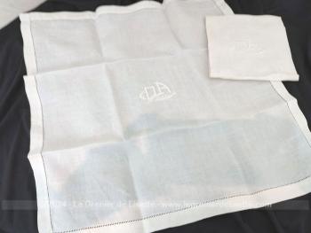 Voici un duo d'anciennes serviettes de 50 x 51 cm en coton de lin ivoire bordées d'un fin jour tout autour avec au centre les monogrammes DA brodés en blanc. Top vintage !