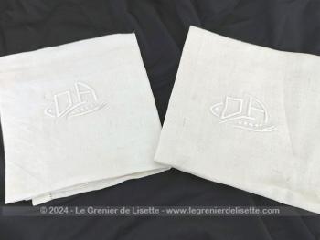 Voici un duo d'anciennes serviettes de 50 x 51 cm en coton de lin ivoire bordées d'un fin jour tout autour avec au centre les monogrammes DA brodés en blanc. Top vintage !