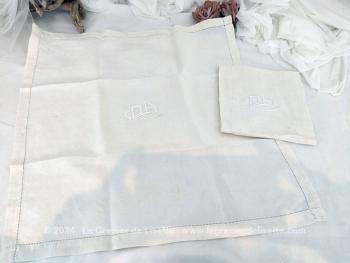 Voici un duo d'anciennes serviettes de 50 x 51 cm en coton de lin ivoire bordées d'un fin jour tout autour avec au centre les monogrammes DA brodés en blanc. Top vintage !