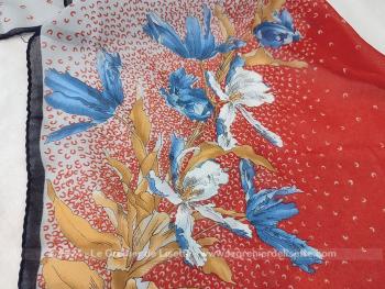 Sur 41 x 175 cm, voici un superbe et très original foulard écharpe ou étole aux ourlets roulotés à la main avec un tissus léger différents tons, bleu-gris au centre et et rouge décoré d'iris bleus aux extrémités. Effet aérien garanti.