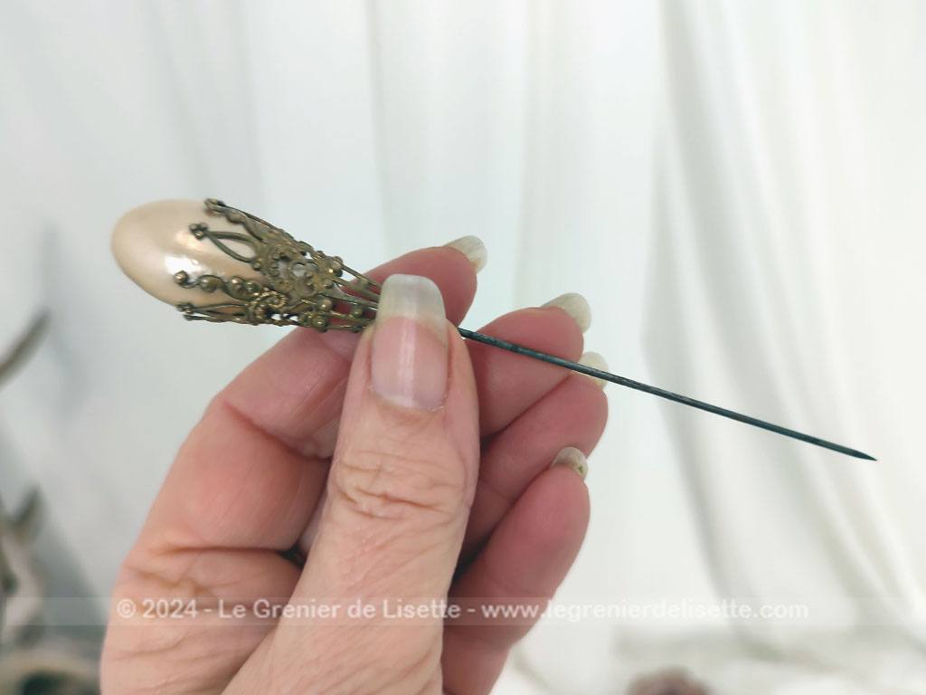 Ancienne épingle chapeaux perle nacrée et laiton ciselé - Le Grenier de