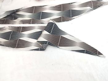 Sur 165 x 13.5 cm, voici une belle lavallière en viscose très satinée avec sur fond ivoire des motifs géométriques noirs ou marron, pour un joli noeud autour du cou façon lavallière pour femmes ou Ascot pour hommes.