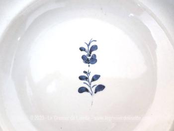 Datant des années 80/90, voici un lot de six assiettes creuses de forme octogonales, en dégradé de bleu et estampillées "Faience de St Amand" "Modèle Iéna 1713" "France" "Garantie Inaltérable" "Peint main". Superbe