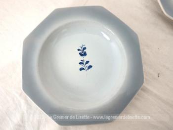 Datant des années 80/90, voici un lot de six assiettes creuses de forme octogonales, en dégradé de bleu et estampillées 