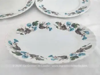 Voici un lot de 4 assiettes plates et d'1 ramequin des anciennes faïenceries K. G. Lunéville avec une bordure en relief de pétales en spirales et décorées  d'Ipomées Volubilis bleues et ses feuilles vertes. Ancien, vintage et toujours aussi beau .