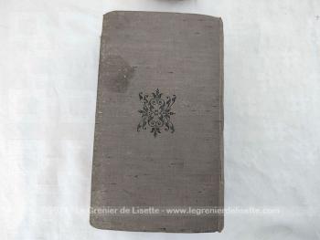 Voici un ancien livre du "Ministère de la Guerre - Direction de l'Infanterie" daté de 1940 au titre de "Ancien Manuel du Gradé d'Infanterie"  mis à jour à la date du 1er février 1940 " , livre broché sur 1145 page avec explications, dessins et tableaux .