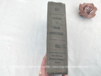 Voici un ancien livre du "Ministère de la Guerre - Direction de l'Infanterie" daté de 1940 au titre de "Ancien Manuel du Gradé d'Infanterie"  mis à jour à la date du 1er février 1940 " , livre broché sur 1145 page avec explications, dessins et tableaux .