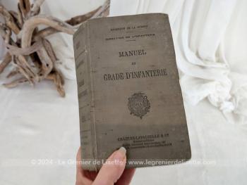 Voici un ancien livre du "Ministère de la Guerre - Direction de l'Infanterie" daté de 1940 au titre de "Ancien Manuel du Gradé d'Infanterie"  mis à jour à la date du 1er février 1940 " , livre broché sur 1145 page avec explications, dessins et tableaux .