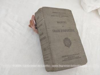 Voici un ancien livre du "Ministère de la Guerre - Direction de l'Infanterie" daté de 1940 au titre de "Ancien Manuel du Gradé d'Infanterie"  mis à jour à la date du 1er février 1940 " , livre broché sur 1145 page avec explications, dessins et tableaux .