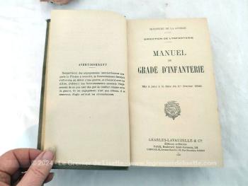 Voici un ancien livre du "Ministère de la Guerre - Direction de l'Infanterie" daté de 1940 au titre de "Ancien Manuel du Gradé d'Infanterie"  mis à jour à la date du 1er février 1940 " , livre broché sur 1145 page avec explications, dessins et tableaux .