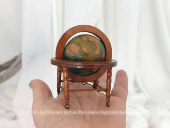 Voici  un globe miniature en bois sur socle avec pieds, avec ses continents dessinés et ses embouts de pieds métallique. Parfait en décoration ou pour une maison de poupée. Comme un vrai !