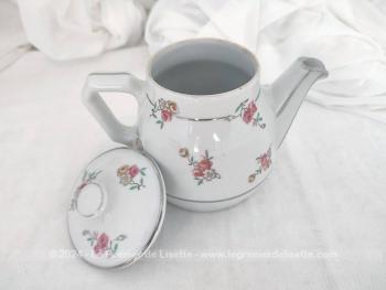 Voici une adorable petite cafetière vintage en faïence "RIO  Déposé" pour une ou 2 tasses et décorée de bouquets de fleurs roses et de liserés argentés, dans une tendance Art Déco.