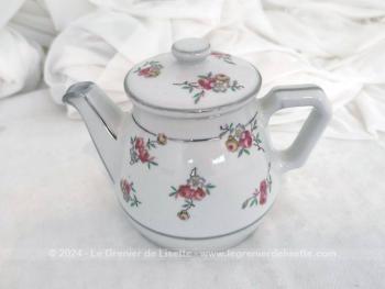 Voici une adorable petite cafetière vintage en faïence "RIO  Déposé" pour une ou 2 tasses et décorée de bouquets de fleurs roses et de liserés argentés, dans une tendance Art Déco.