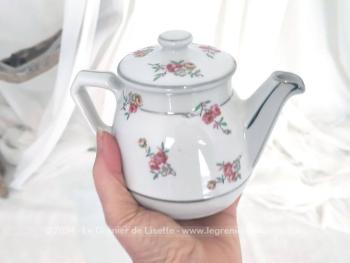 Voici une adorable petite cafetière vintage en faïence "RIO  Déposé" pour une ou 2 tasses et décorée de bouquets de fleurs roses et de liserés argentés, dans une tendance Art Déco.