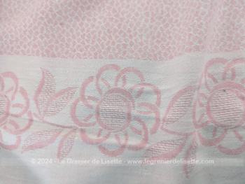 Superbe nappe rectangulaire réalisée dans un beau damassé rose pastel et blanc, représentant des fleurs, petites et grandes, sur 220 x 140 cm de diamètre, aussi belle à l'endroit qu'à l'envers.