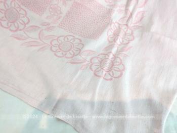 Superbe nappe rectangulaire réalisée dans un beau damassé rose pastel et blanc, représentant des fleurs, petites et grandes, sur 220 x 140 cm de diamètre, aussi belle à l'endroit qu'à l'envers.