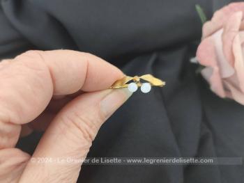 Pour revers de veste, foulard ou cravate, voici une adorable et toute petite broche en métal doré avec deux perles de verre représentant des cerises et des feuilles ciselées comme décors.