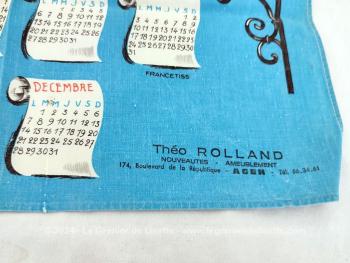 Cadeau publicitaire de "Théo Rolland - Nouveautés Ameublement" à Agen, voici un ancien torchon calendrier pour l'année 1970 de 46.5 x 62 cm avec en décoration le dessin de cavalier faisant halte dans une auberge au XVIII°.