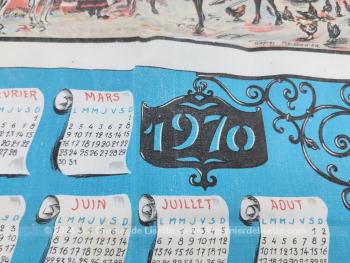 Cadeau publicitaire de "Théo Rolland - Nouveautés Ameublement" à Agen, voici un ancien torchon calendrier pour l'année 1970 de 46.5 x 62 cm avec en décoration le dessin de cavalier faisant halte dans une auberge au XVIII°.