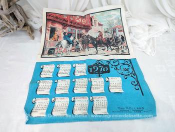 Cadeau publicitaire de "Théo Rolland - Nouveautés Ameublement" à Agen, voici un ancien torchon calendrier pour l'année 1970 de 46.5 x 62 cm avec en décoration le dessin de cavalier faisant halte dans une auberge au XVIII°.