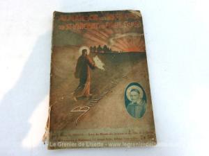 Voici un ancien Almanach des Missions de St Vincent de Paul pour l'année 1938  avec les mois de l'année sur 2 pages, et de petits récits, des courtes histoires  sur la religion avec des illustrations sur le reste des 100 pages.