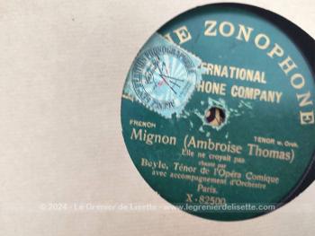 Voici un ancien album de rangement avec 6 pochettes papier kraft pour ranger 6 anciens disques en cire pour gramophone. Top vintage.