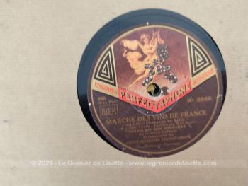 Voici un ancien album de rangement avec 6 pochettes papier kraft pour ranger 6 anciens disques en cire pour gramophone. Top vintage.