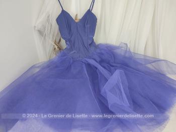 De la célèbre marque Repetto, spécialiste dans les accessoires et vêtements de danse, voici un long tutu vintage de couleur parme avec son jupon très ample réalisé avec différentes couches de tulle. Superbe ! 