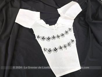 Voici un ancien petit col avec effet plastron en coton et dentelle parfait pour mettre sous un pull, veste pour faire croire qu'il y a un chemisir dessous. Pour jeunes filles ou très petit tour de cou.