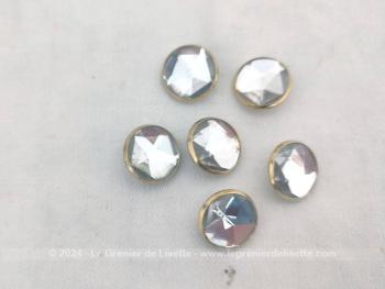 Voici un lot de 6 boutons représentant des brillants à facettes, facon diamant, sertis dans du métal doré avec  un petit anneau au dessous pour être cousus. Vintages et original !