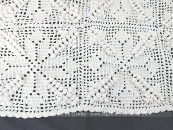 Beau chemin de table réalisé à la main au crochet dans un beau fil de coton épais blanc de 147 x 34 cm, plus 8 cm de franges en torsades aux deux extrémités.