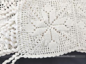 Beau chemin de table réalisé à la main au crochet dans un beau fil de coton épais blanc de 147 x 34 cm, plus 8 cm de franges en torsades aux deux extrémités.