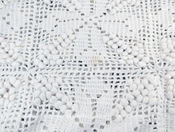 Beau chemin de table réalisé à la main au crochet dans un beau fil de coton épais blanc de 147 x 34 cm, plus 8 cm de franges en torsades aux deux extrémités.