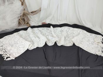 Beau chemin de table réalisé à la main au crochet dans un beau fil de coton épais blanc de 147 x 34 cm, plus 8 cm de franges en torsades aux deux extrémités.