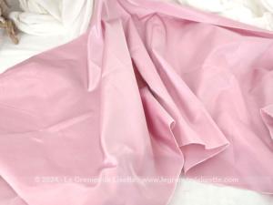Sur 300 cm de long et 56 cm de large, voici un coupon de superbe tissus rigide façon taffetas couleur vieux rose, pour des créations uniques et remplies d'un effet empesé.
